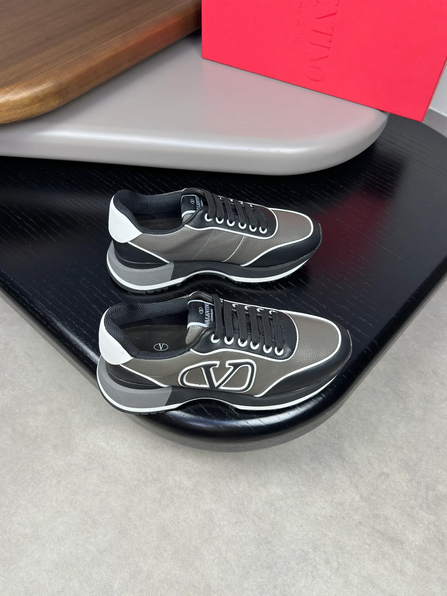 [VALENTINO] Valentino men's shoes 💰500💰 - High-end quality original order - Upper: 🔝 Nappa calf leather, tumbled calf leather, sewn brand plastic totem - Lining: brand mesh canvas, foot pad; water-dyed cow leather - Outsole: multi-color wear-resistant velvet·rubber; combined molded outsole -Super high quality control·Fine workmanship: highlighted (high-end·luxury·grade) -Size :38-44 (45 can be customized)·3300